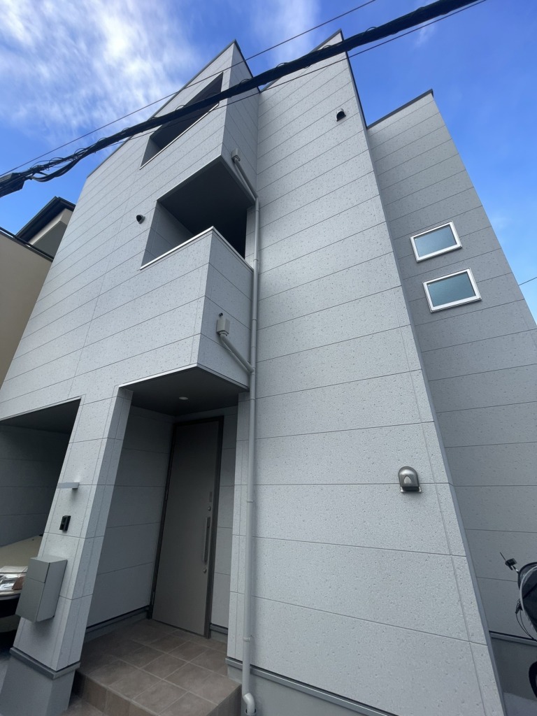 大阪市住之江区住之江の3階建て新築に外から見えない地上波デジタル放送屋根裏アンテナ工事