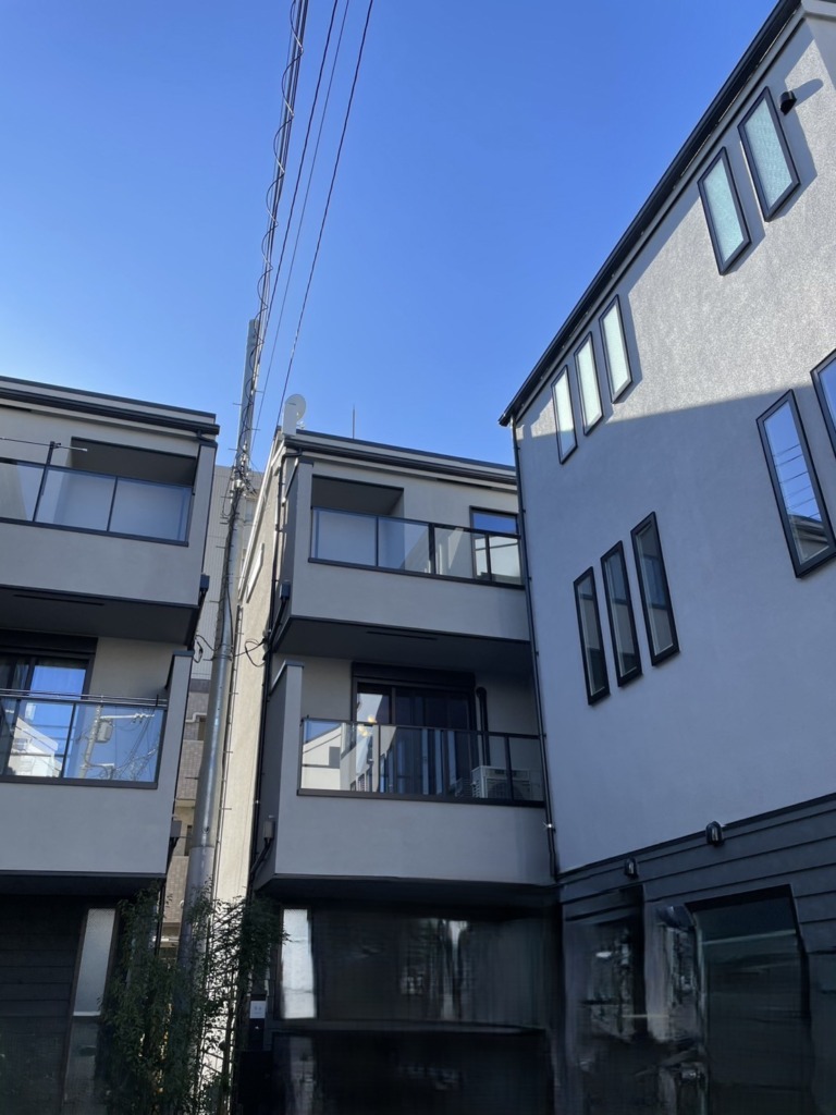 川崎市高津区千年の3階建て新築に4K8K放送対応BSと地上波デジタル放送デザインアンテナ工事