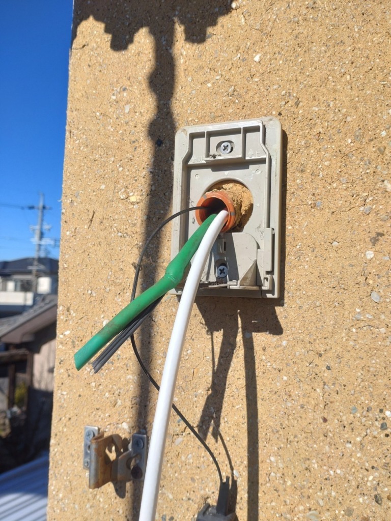 西尾市田貫町の光仕様既存住宅で光テレビから小型フラット地デジアンテナへの切り替え工事