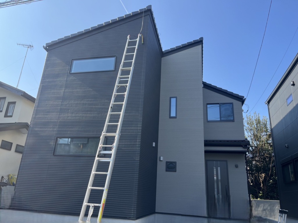 川越市霞ケ関北の太陽光パネルがある川越設計事務所新築にデザインアンテナ壁面工事