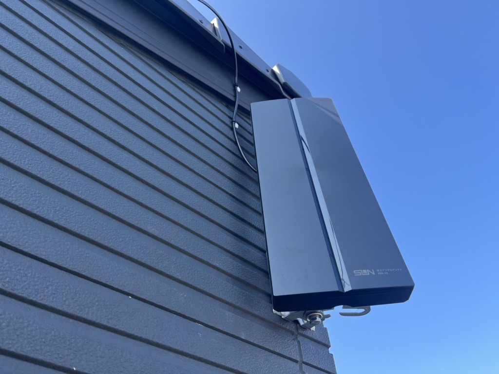 川越市霞ケ関北の太陽光パネルがある川越設計事務所新築にデザインアンテナ壁面工事