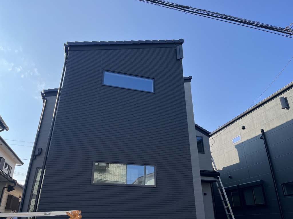 川越市霞ケ関北の太陽光パネルがある川越設計事務所新築にデザインアンテナ壁面工事