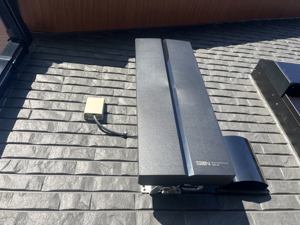 北葛飾郡松伏町下赤岩の広島建設様新築にお洒落なデザインアンテナ壁面工事