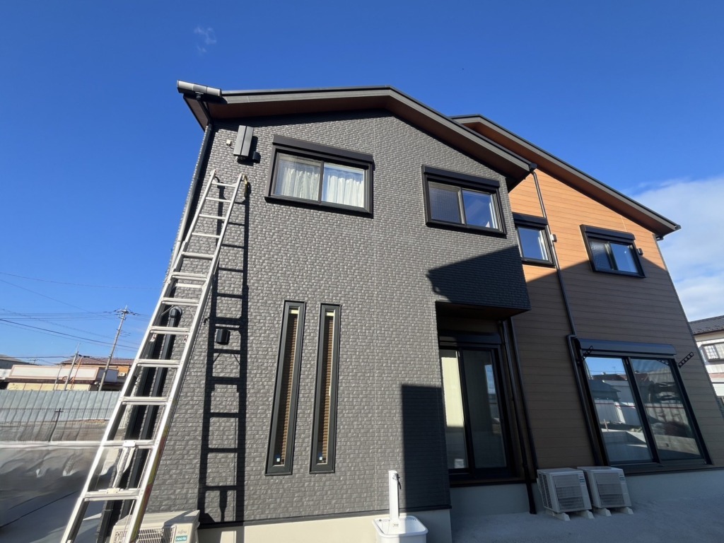 北葛飾郡松伏町下赤岩の広島建設様新築にお洒落なデザインアンテナ壁面工事