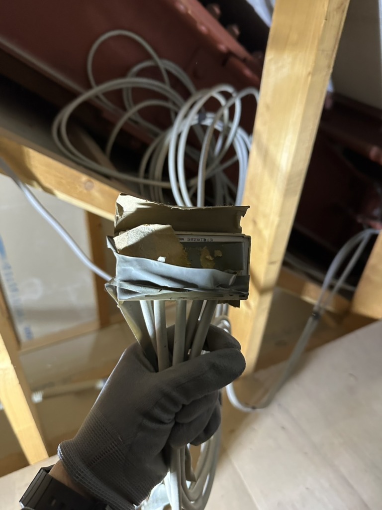 一宮市千秋町町屋の既存住宅での地上波デジタル放送　屋根裏アンテナ工事