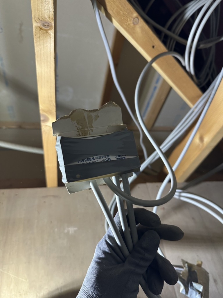 一宮市千秋町町屋の既存住宅での地上波デジタル放送　屋根裏アンテナ工事