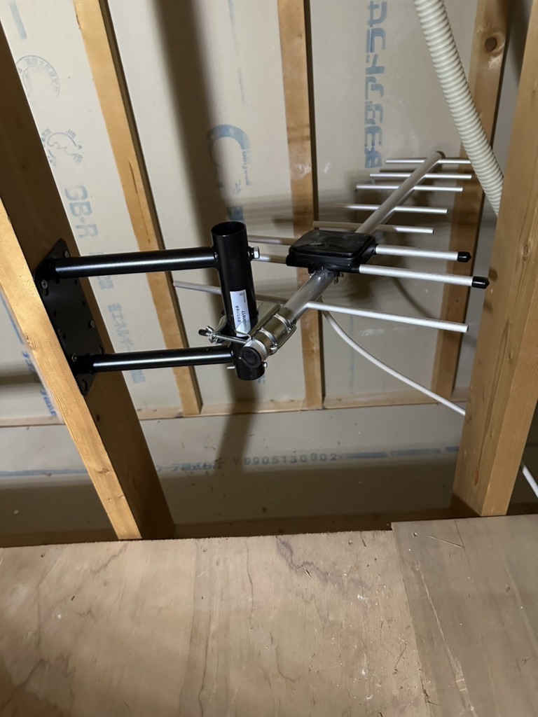 一宮市千秋町町屋の既存住宅での地上波デジタル放送　屋根裏アンテナ工事