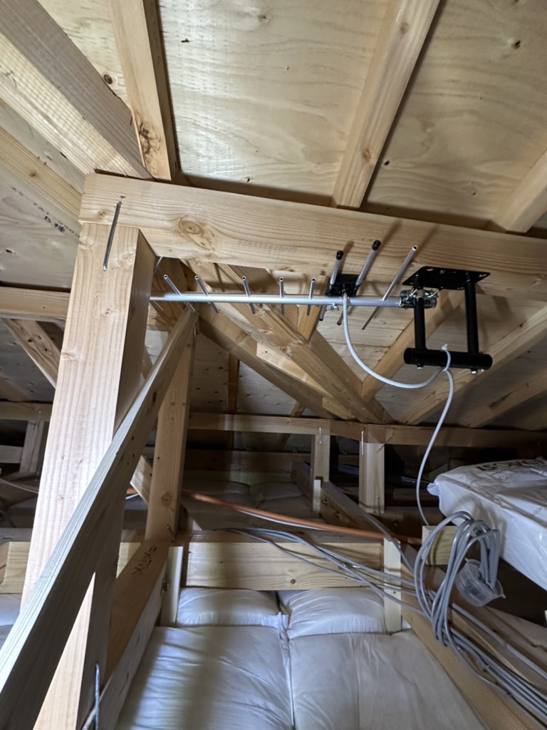 一宮市相生のエサキホーム様新築に台風でも安心の地上波デジタル放送　屋根裏アンテナ工事