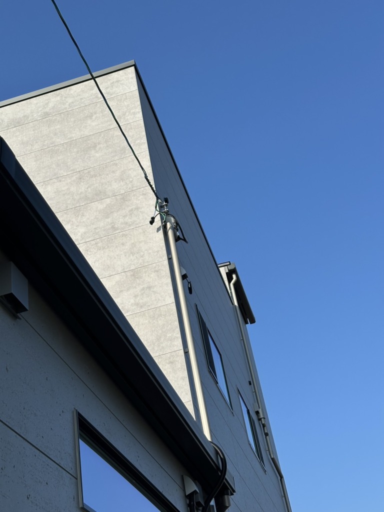 江南市高屋町のアールギャラリー様新築住宅　狭い屋根裏での地デジアンテナ工事