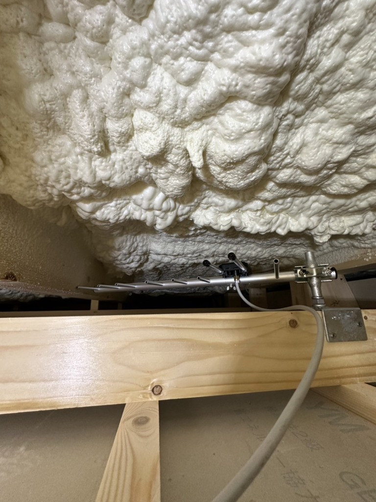 江南市高屋町のアールギャラリー様新築住宅　狭い屋根裏での地デジアンテナ工事