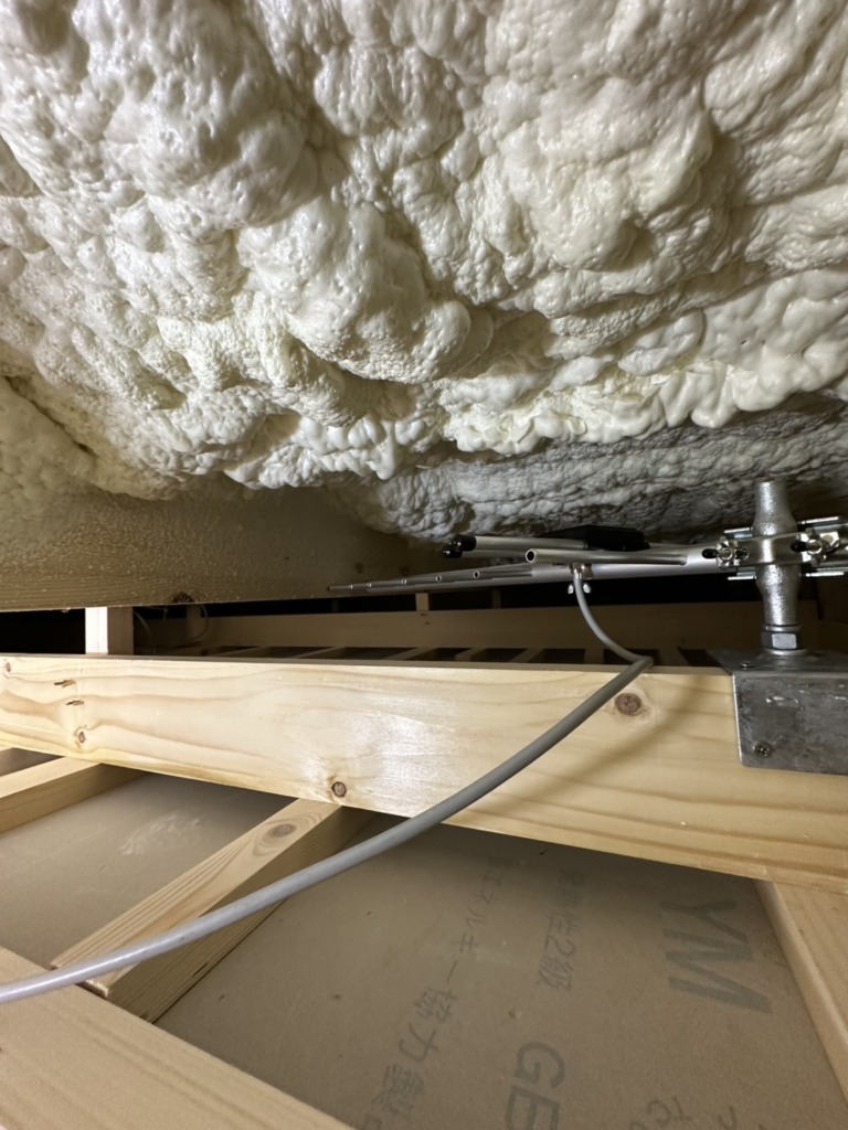 江南市高屋町のアールギャラリー様新築住宅　狭い屋根裏での地デジアンテナ工事