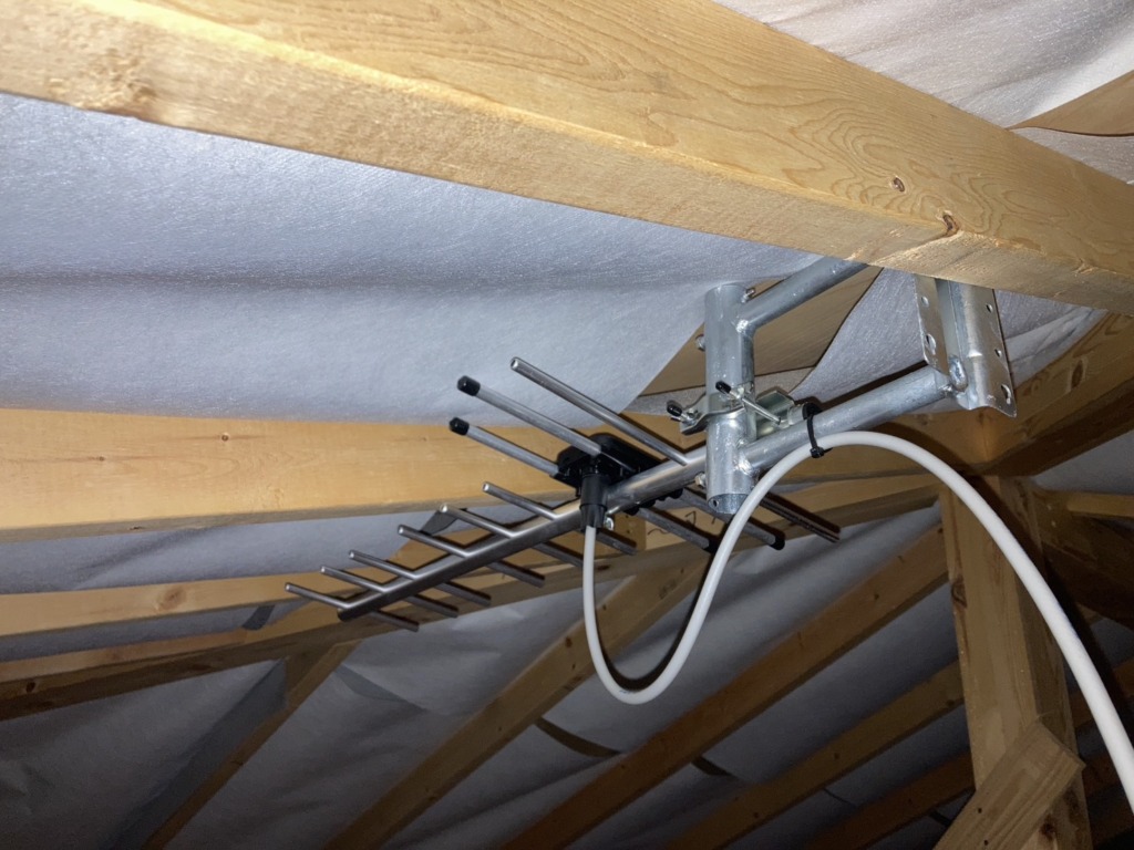 瀬戸市共栄通のアイフルホーム既存住宅で光テレビから屋根裏アンテナへの切り替え工事