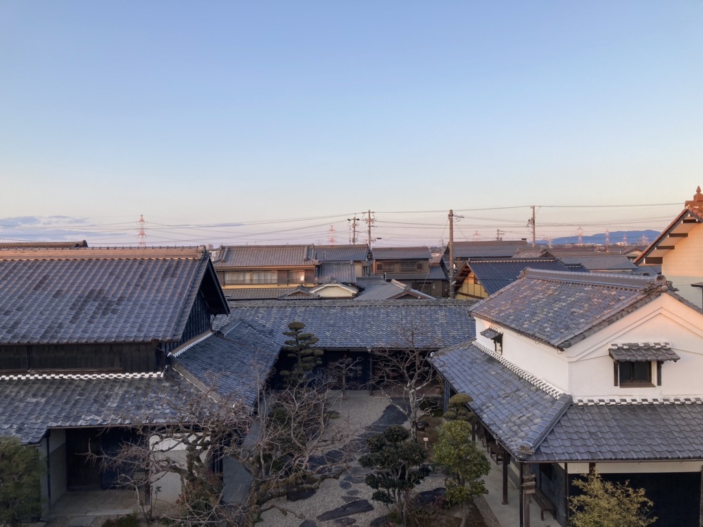 みよし市三好町の太陽光パネルがあるハイドロテクトタイル一条工務店新築にデザインアンテナ壁面工事