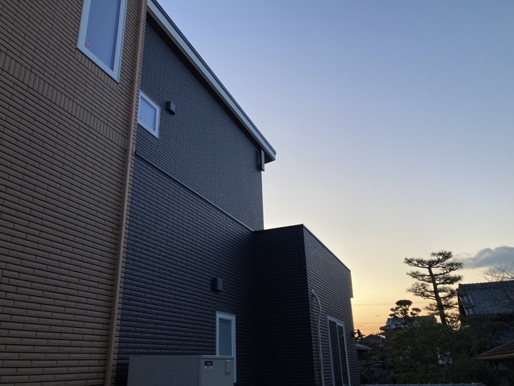 みよし市三好町の太陽光パネルがあるハイドロテクトタイル一条工務店新築にデザインアンテナ壁面工事
