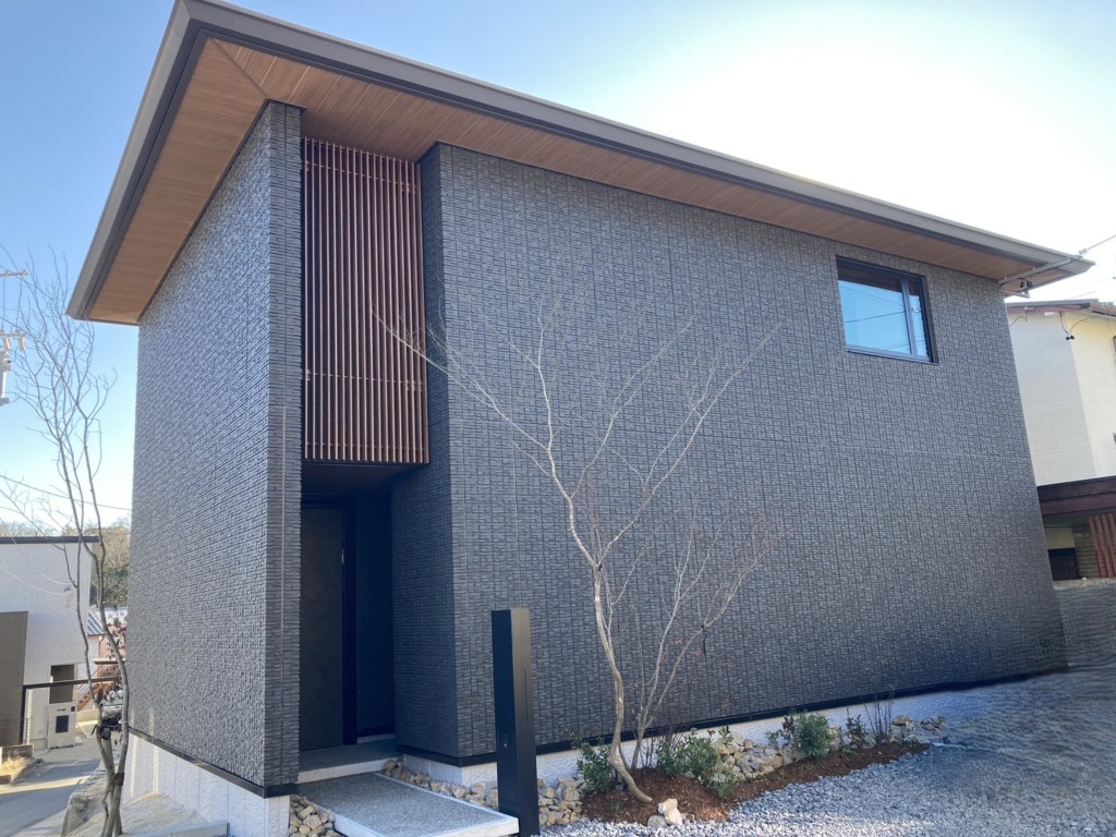 日進市岩崎台の軽量鉄骨造新築に建物の外観を気にする必要のない地デジ屋根裏アンテナ工事