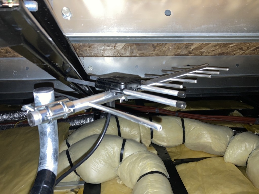 日進市岩崎台の軽量鉄骨造新築に建物の外観を気にする必要のない地デジ屋根裏アンテナ工事