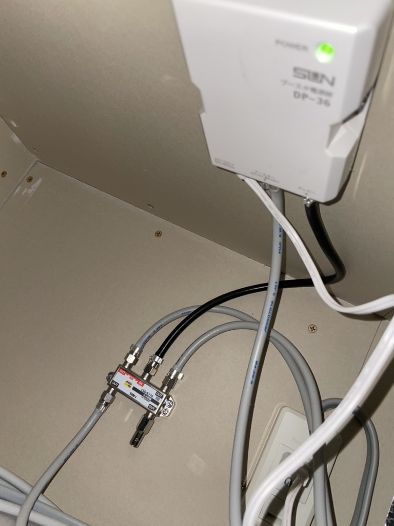 調布市国領町の3階建て新築にお洒落なブラック仕様の地デジとBSアンテナ工事