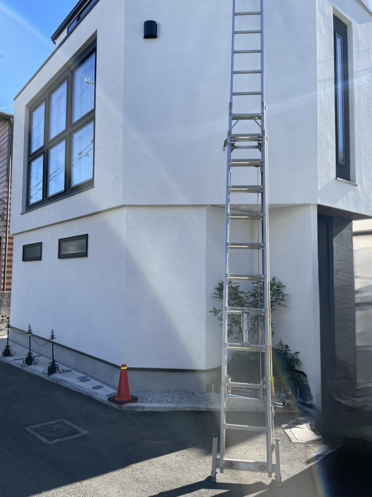 調布市国領町の3階建て新築にお洒落なブラック仕様の地デジとBSアンテナ工事