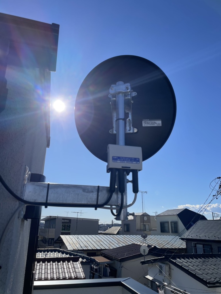 調布市国領町の3階建て新築にお洒落なブラック仕様の地デジとBSアンテナ工事