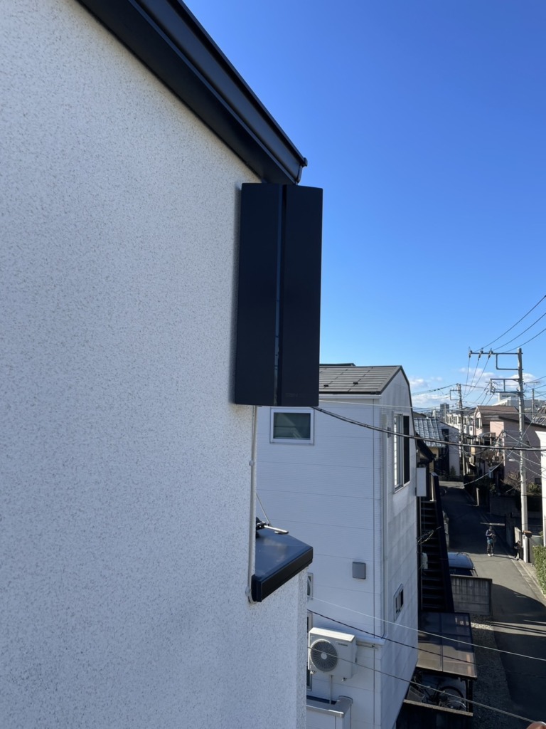 調布市国領町の3階建て新築にお洒落なブラック仕様の地デジとBSアンテナ工事