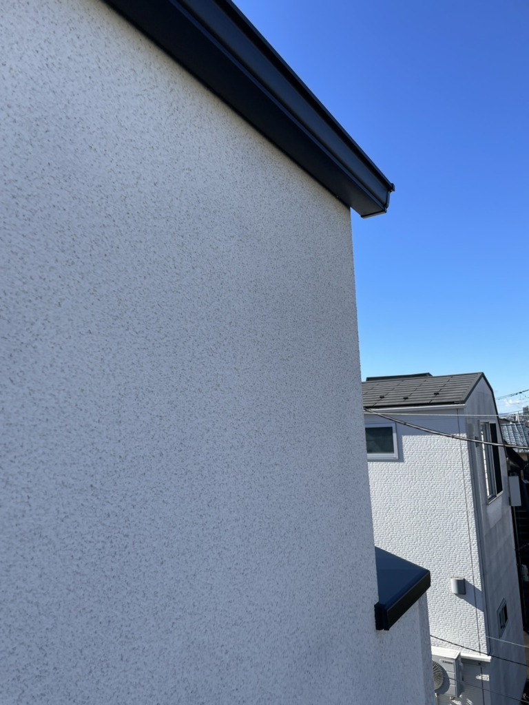 調布市国領町の3階建て新築にお洒落なブラック仕様の地デジとBSアンテナ工事