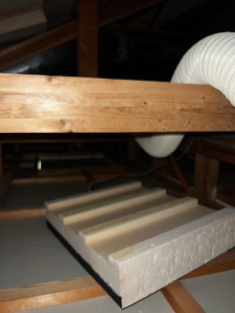 豊田市若草町の既存住宅で災害に強い地上波デジタル放送屋根裏アンテナ工事