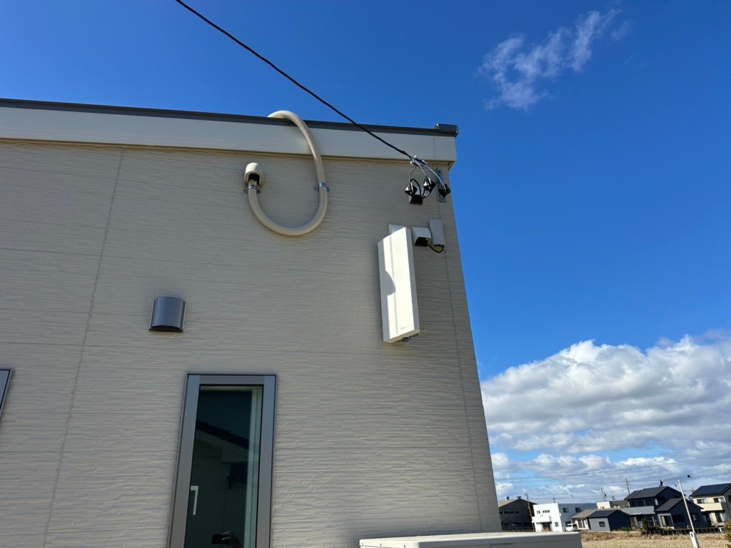 伊勢市通町の上村工務店様平屋新築　お洒落な地上波デジタル放送デザインアンテナ壁面工事