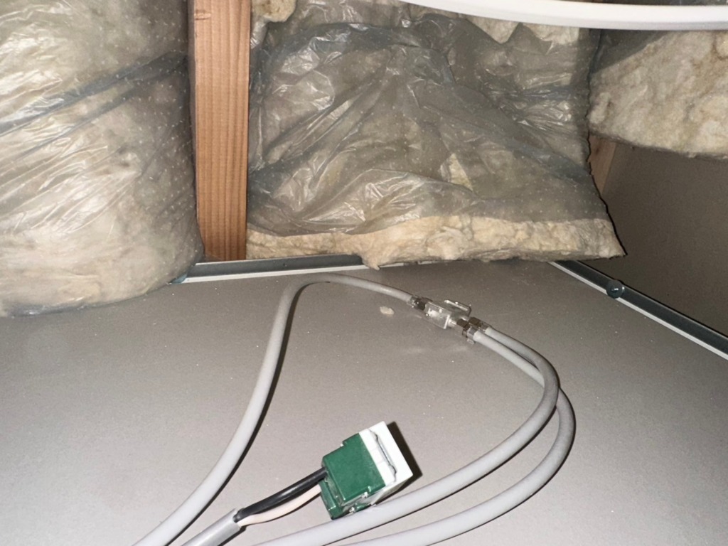 伊勢市通町の上村工務店様平屋新築　お洒落な地上波デジタル放送デザインアンテナ壁面工事