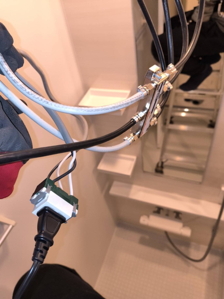 葛飾区西亀有のアーキセプト様3階建て新築 地上波デジタル放送デザインアンテナ壁面工事