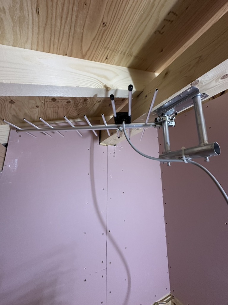 一宮市木曽川町黒田のオープンハウスアーキテクト様新築　台風でも安心の地デジ屋根裏アンテナ工事