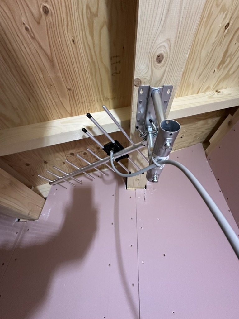 一宮市木曽川町黒田のオープンハウスアーキテクト様新築　台風でも安心の地デジ屋根裏アンテナ工事