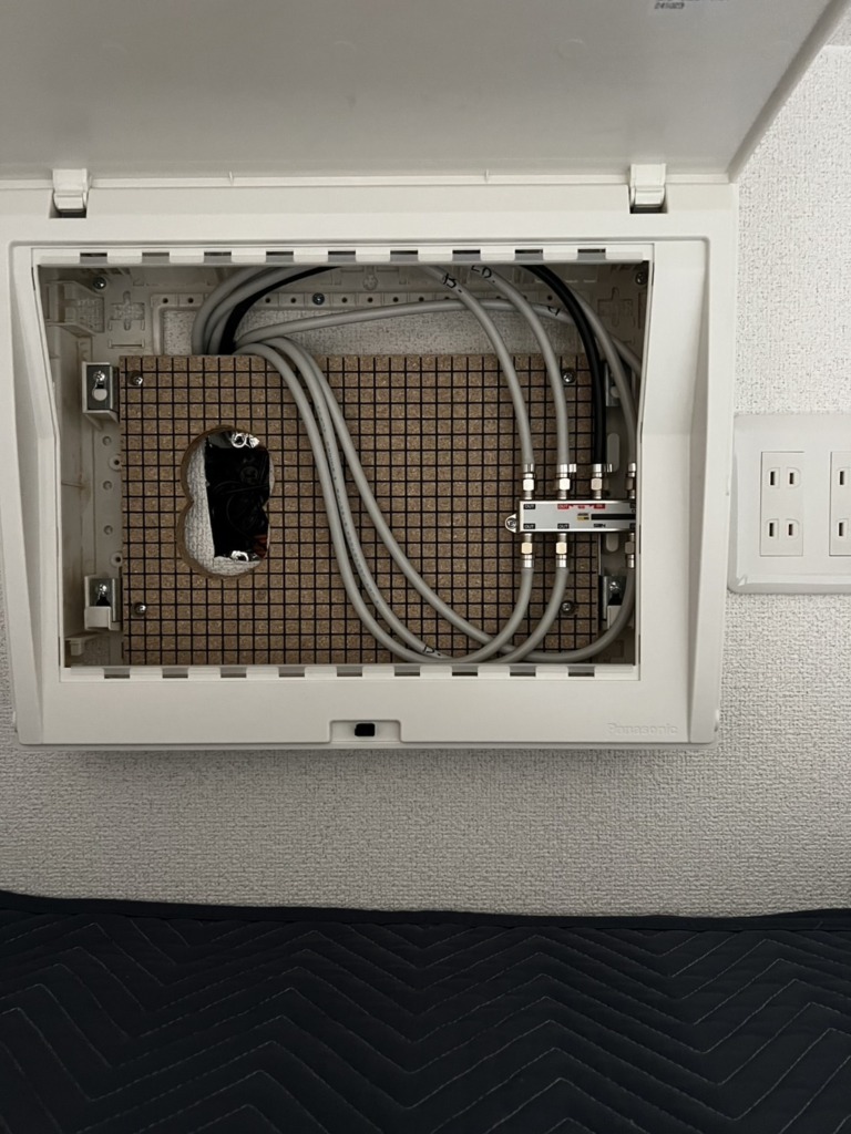 稲沢市小池のエサキホーム様新築　外から見えない屋根裏地デジアンテナ工事