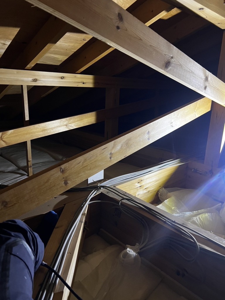 名古屋市中川区荒中町のアンテナ入力線がない屋根裏での地上波デジタル放送テレビアンテナ工事