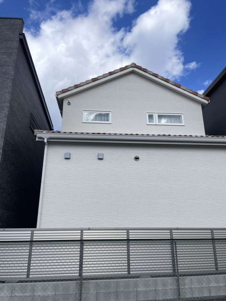 箕面市稲の新築住宅に衛星放送とスタイリッシュな地上波ユニコーンアンテナ工事