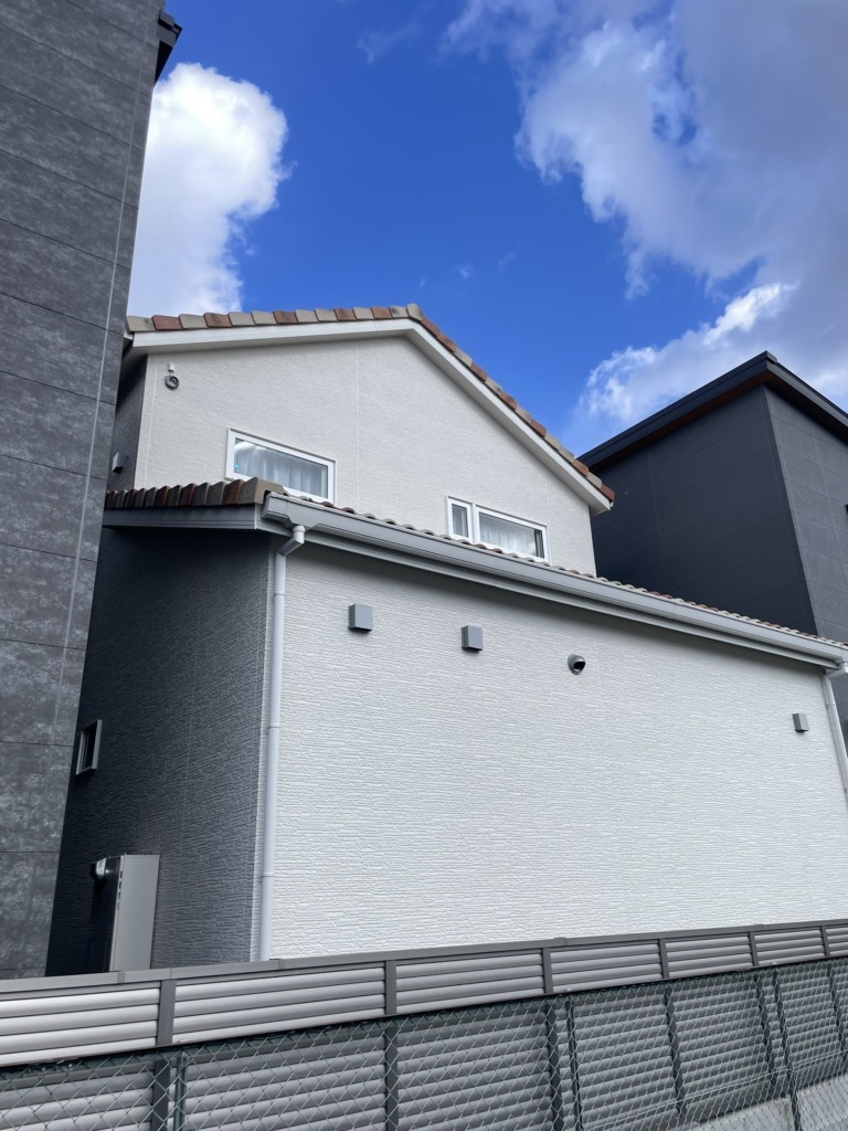 箕面市稲の新築住宅に衛星放送とスタイリッシュな地上波ユニコーンアンテナ工事