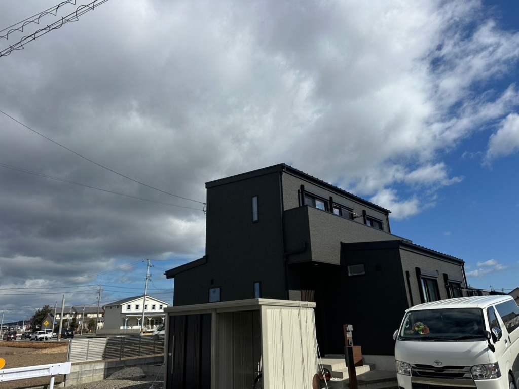 度会郡玉城町佐田の平屋新築に、お洒落なブラック仕様デザインアンテナ壁面工事