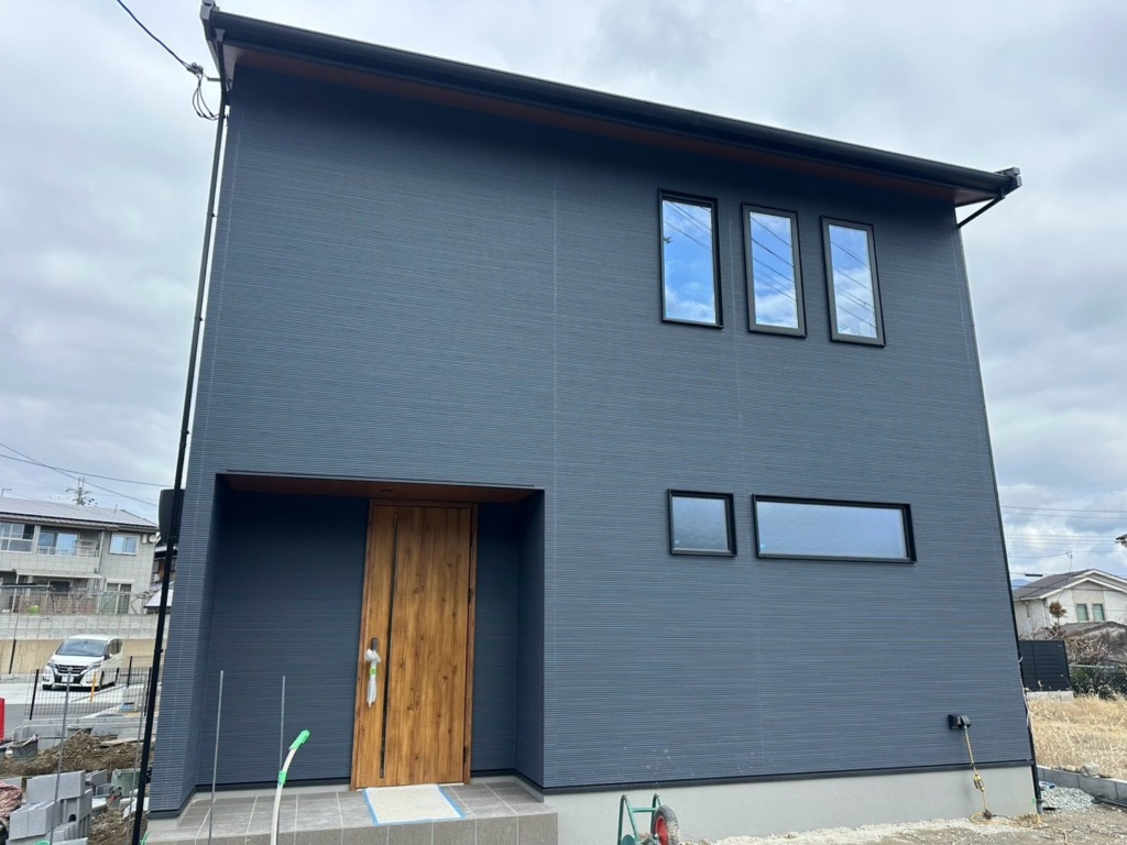 京田辺市三山木南山の桧家住宅様　お洒落な新築デザインアンテナ壁面工事