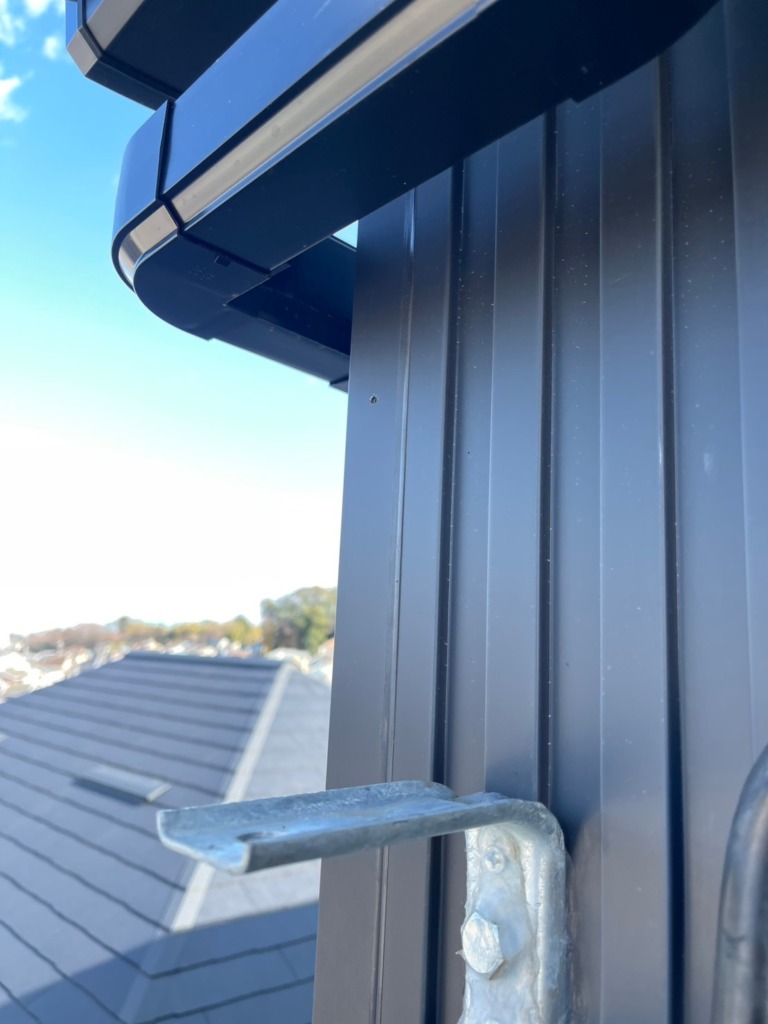 町田市野津田町のハウスイズム様新築 ガルバリウム外壁にデザインアンテナサイドベース工事