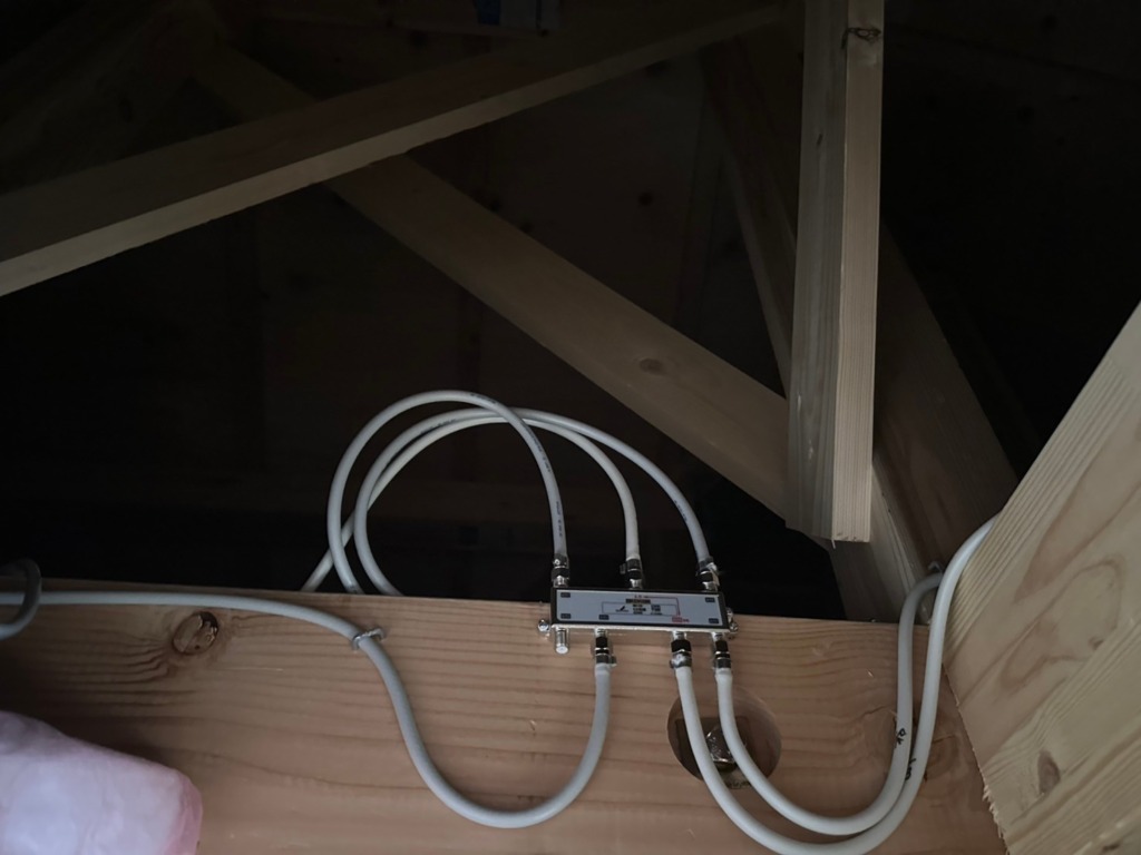 京田辺市三山木柚ノ木のファースト住建様新築 台風でも安心の地デジ屋根裏アンテナ工事