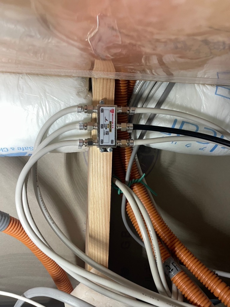 海老名市上今泉のホークワン様新築 垂直波用デザインアンテナ壁面工事