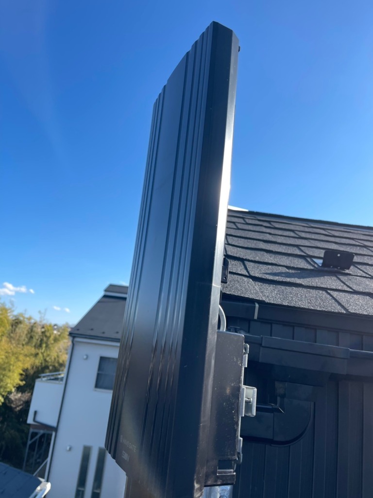 町田市野津田町のハウスイズム様新築 ガルバリウム外壁にデザインアンテナサイドベース工事