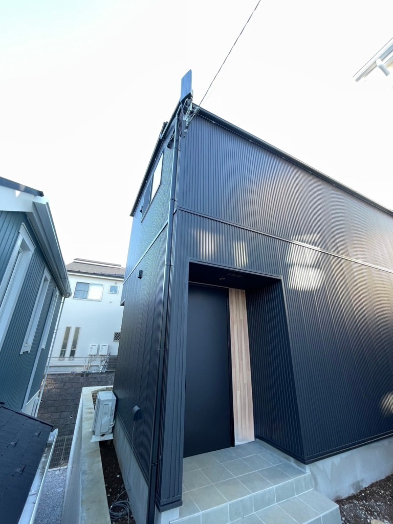 町田市野津田町のハウスイズム様新築 ガルバリウム外壁にデザインアンテナサイドベース工事