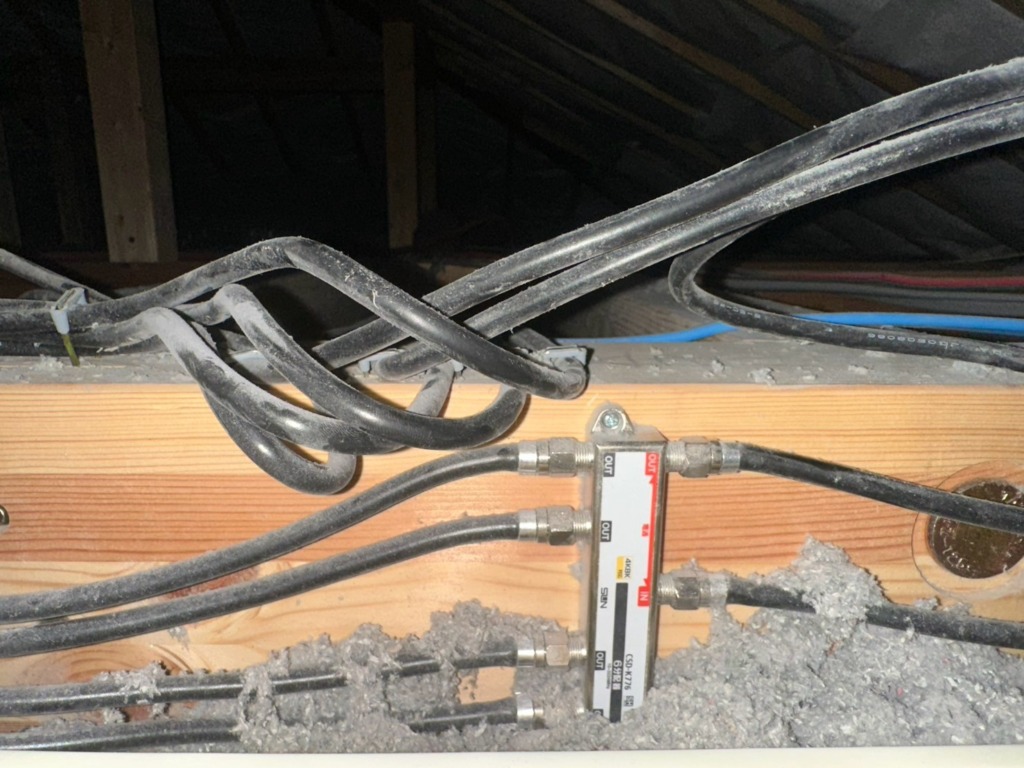 枚方市香里ケ丘の新築住宅に台風でも安心の地上波デジタル放送　屋根裏アンテナ工事