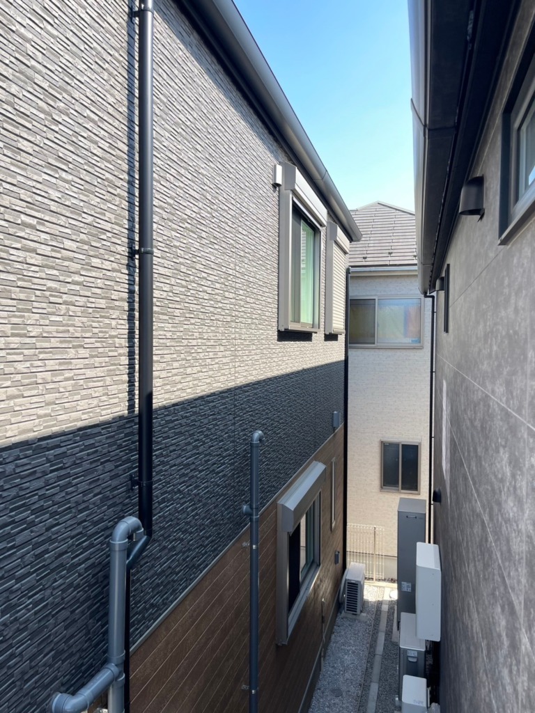 練馬区三原台の住友不動産様新築 隣家が近い環境下でのデザインアンテナ壁面工事