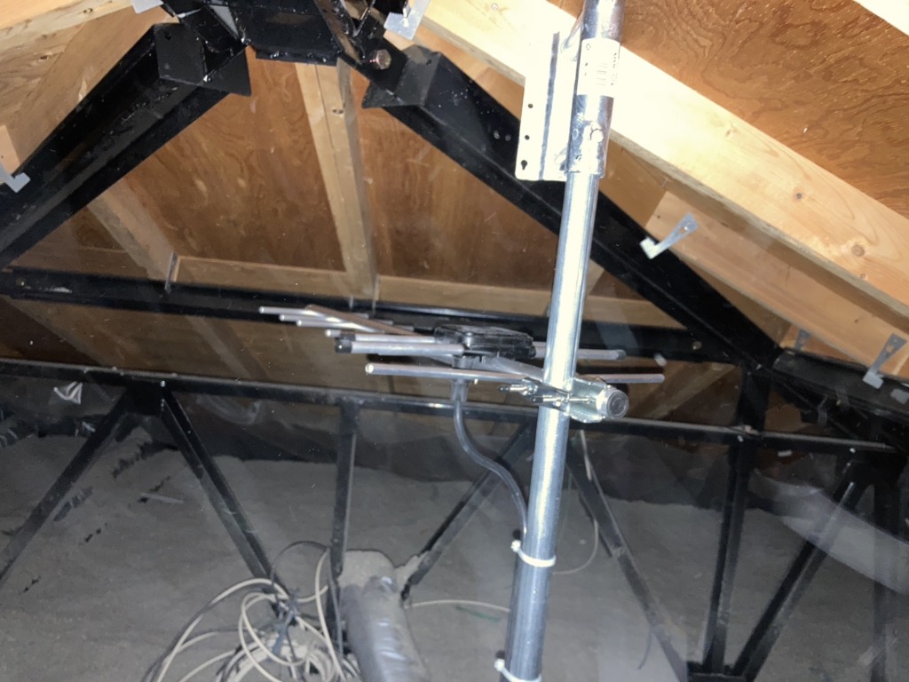 名古屋市緑区徳重のスッキリポール設備がある既存住宅での地上波デジタル放送屋根裏アンテナ工事