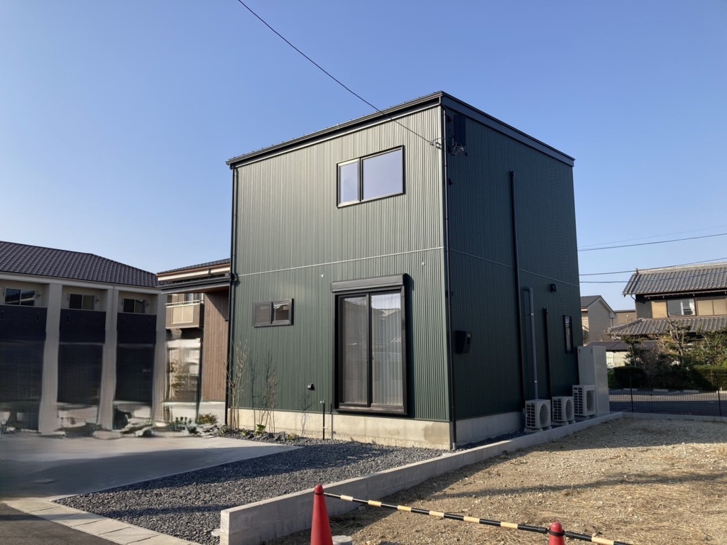 小牧市間々原新田のマスターズ様　ガルバリウム外壁新築にデザインアンテナ壁面工事