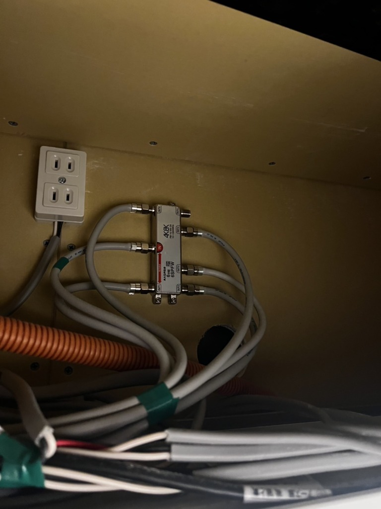 安城市根崎町のホロスホーム様新築 お洒落なデザインアンテナ壁面工事