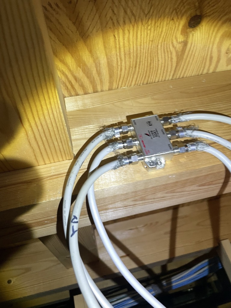 木津川市梅美台の光仕様の既存住宅での地上波デジタル放送テレビアンテナ工事