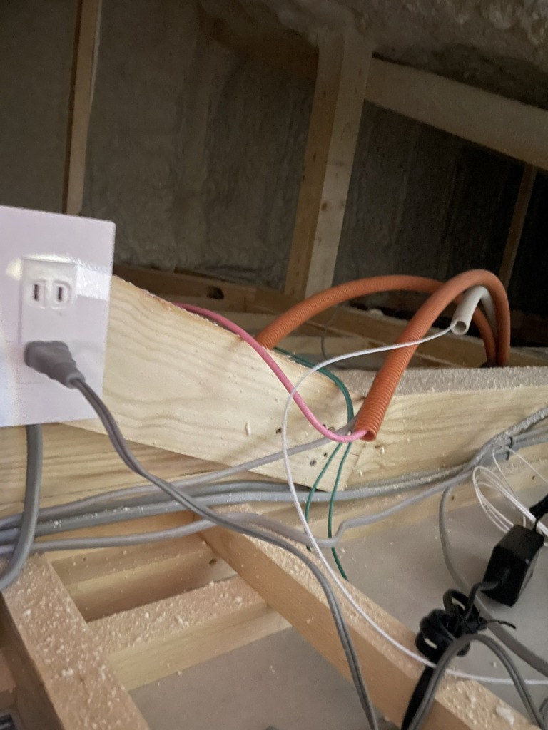 高槻市安岡寺町の新築に外から見えない地デジ屋根裏アンテナ工事