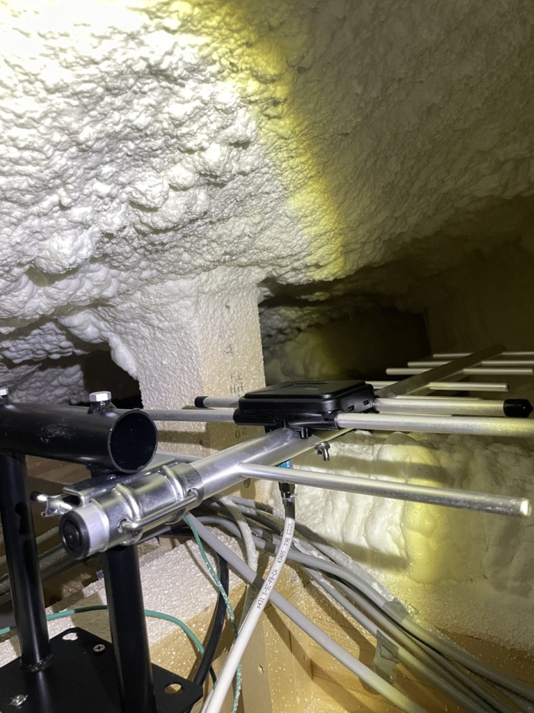 高槻市安岡寺町の新築に外から見えない地デジ屋根裏アンテナ工事